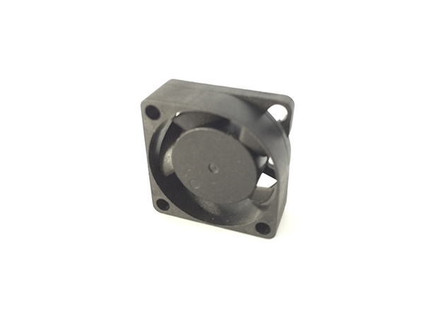 直流风扇厂家说直流风扇是通过直流电压和电磁感应驱动风叶转动的风扇。